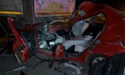 Tokat-Turhal'da otomobil tırın dorsesine saplandı
