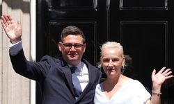 İngiltere'de yeni dönem: Andy Burnham koltuğu devraldı