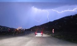 Van'da gök gürültülü sağanak geceyi aydınlattı