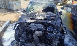 Siirt'te motor kısmından alev alan araç iki otomobili küle çevirdi