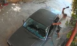 Satırla aracın camlarını kırdı, lastiklerini bıçakladı