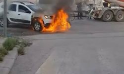Seyir halindeki otomobil alev aldı! İmdada mikser sürücüsü yetişti