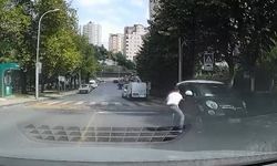 Başakşehir'de geri kayan araç paniği kamerada