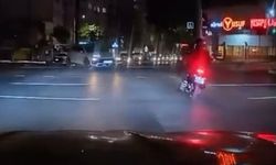 Kırmızı ışıkta geçen otomobil motosiklete çarptı! O anlar kamerada