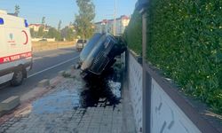 Çorlu'da kontrolden çıkan otomobil istinat duvarına çıktı
