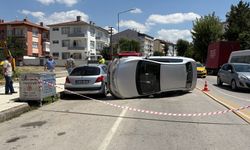 Çorum'da park halindeki araca çarpan otomobil devrildi
