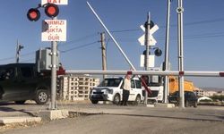 Elazığ’da hemzemin geçitte tehlikeli anlar: Bariyerleri kaldırıp geçtiler