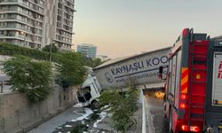 Direksiyon hakimiyetini kaybeden tır dereye uçtu
