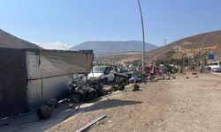 Hatay’da freni patlayan tır otomobile çarparak devrildi