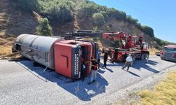 Manisa’da tanker devrildi, yol 2 saat trafiğe kapandı