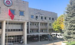 Muğla'da Türk bayrağını yakmaya çalışan kadın adliyeye sevk edildi
