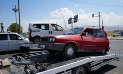 Niğde-Bor yolunda hafif ticari araç ile otomobil çarpıştı: 3 yaralı