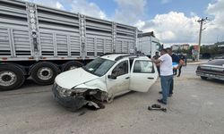 Sakarya'da iki aracın çarpışma anı güvenlik kamerasında