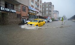 Samsun'da sağanak hayatı felç etti! Cadde ve yollar göle döndü