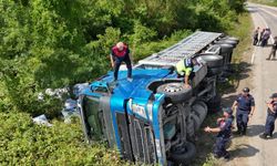 Sinop’ta un yüklü tır virajda yan yattı: 3 yaralı