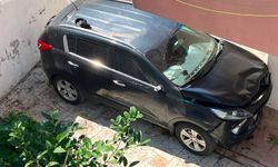 Sinop'ta park halindeki otomobil apartman boşluğuna düştü