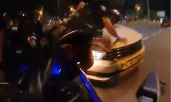 Motosiklet otomobille çarpıştı, iki genç aracın üzerine savruldu