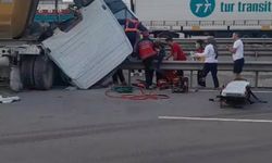 Sakarya'da tır duvara ve refüje çarptı: 1 ölü, 1 yaralı