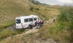 Erzurum'da can pazarı: Minibüs şarampole devrildi