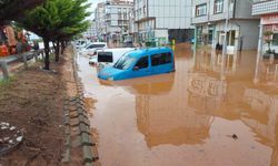 Rize’de sağanak felaketi: Karadeniz Sahil Yolu göle döndü