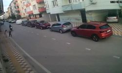 Küçük çocuk bir anda yola çıktı, motosiklet çarptı