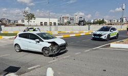İki otomobil kavşakta çarpıştı: 3 yaralı