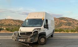 Adıyaman'da otomobil minibüse çarptı: 2 yaralı