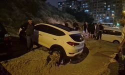 Keçiören'de sağanak sonrası yol çöktü, araçlar çukurda kaldı