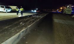 Manavgat'ta otomobil refüj bordürüne çarptı