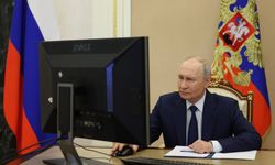 Rusya sandık başında: Putin oyunu çevrim içi kullandı