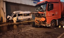Servis minibüsü ile atık kamyonu çarpıştı: 2 yaralı