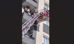 Böcek korkusu balkon duvarında mahsur bıraktı: İtfaiye kurtardı
