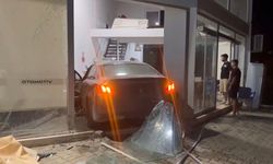 Virajı alamayan otomobil galerinin içine daldı