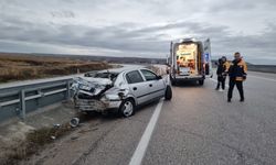 Çorum'da bariyerlere çarpan otomobilde 5 kişi yaralandı