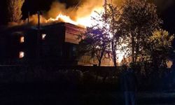 Şavşat’ta tarihi camide çıkan yangın lojmana sıçradı