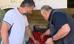 Yol kenarındaki tezgahta satıcı yok, alışveriş var