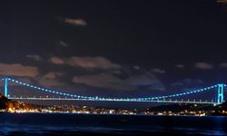 Fatih Sultan Mehmet Köprüsü Türk Dünyası Günü için turkuaz renge büründü
