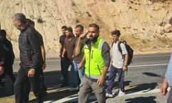 Eruh girişinde tır devrildi, sürücü ağır yaralandı
