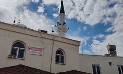 Hatay’da cami minaresine yıldırım düştü