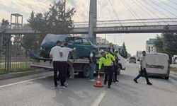 Adıyaman’da kontrolden çıkan otomobil refüje çıktı