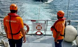 Nara Burnu açıklarında sürüklenen tekne Eceabat'a çekildi