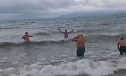 Bursa'da soğuk havaya aldırmadılar: İznik Gölü'nde dalgalar arasında yüzdüler
