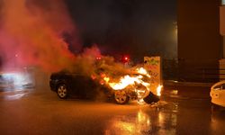 Eskişehir'de alkollü sürücü yanan aracını sigara içerek izledi