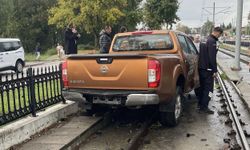 Samsun’da direksiyon hakimiyetini kaybeden pikap tramvay yoluna daldı