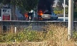 İzmir’de otomobil akaryakıt pompasına çarptı, araç alev aldı