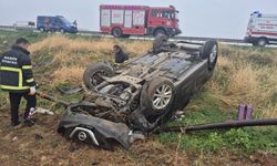 Mardin'de korkutan kaza! Otomobil şarampole devrildi, 3 yaralı