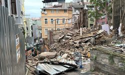 Beyoğlu’nda 5 katlı metruk bina  yerle bir oldu