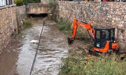 Bodrum'da şiddetli yağışın ardından yol kapandı, iş yerini su bastı