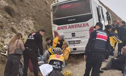 Antalya’da yolcu midibüsü kayalıklara çarptı: 9 yaralı
