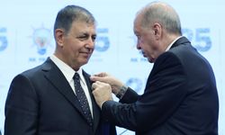 Cemil Tugay AK Parti’ye katıldı, rozetini Erdoğan taktı